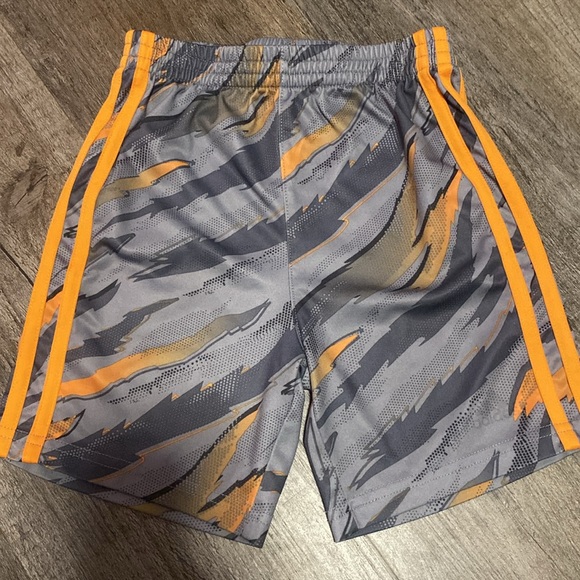 Adidas shorts and shirt sleeve shirt set - Picture 3 of 7